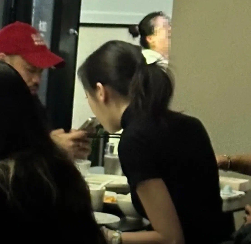 李嫣上海吃饭被偶遇，大冬天穿短袖很抗冻，又瘦又美很像妈妈王菲(图7)