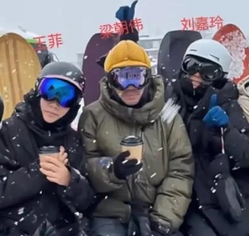 李嫣上海吃饭被偶遇，大冬天穿短袖很抗冻，又瘦又美很像妈妈王菲(图10)