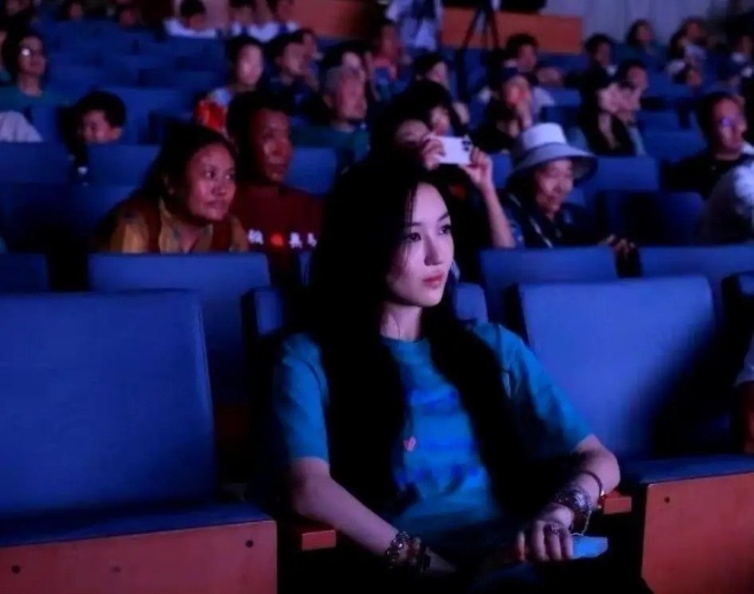 李嫣上海吃饭被偶遇，大冬天穿短袖很抗冻，又瘦又美很像妈妈王菲(图9)