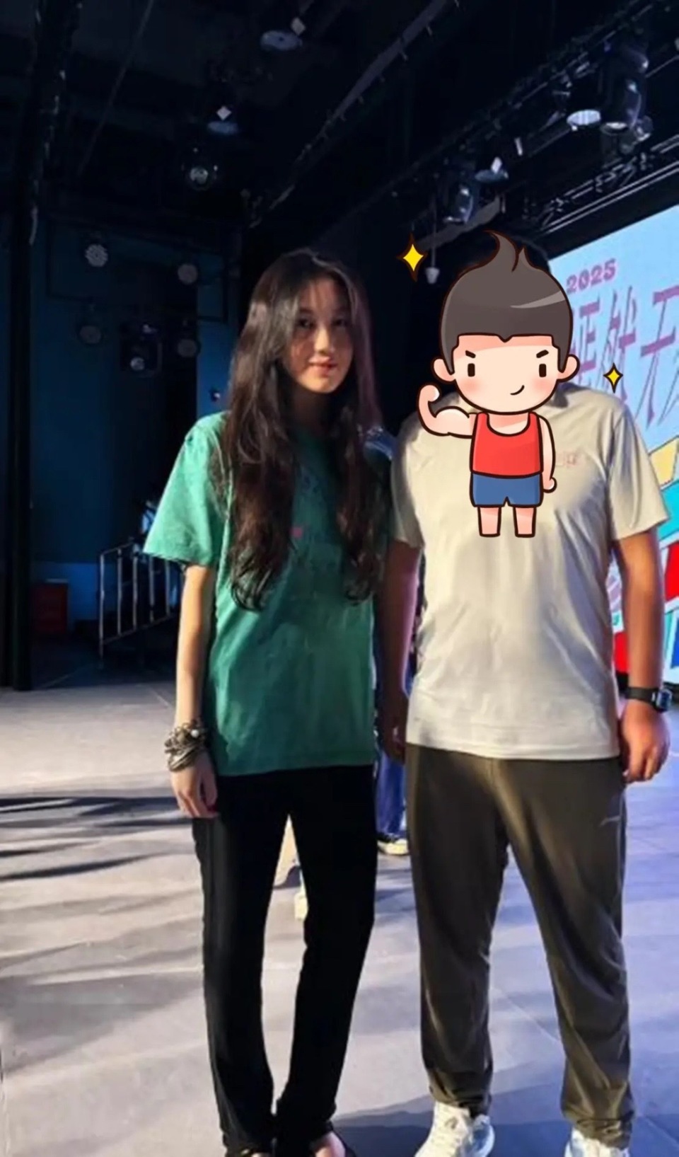 李嫣上海吃饭被偶遇，大冬天穿短袖很抗冻，又瘦又美很像妈妈王菲(图8)