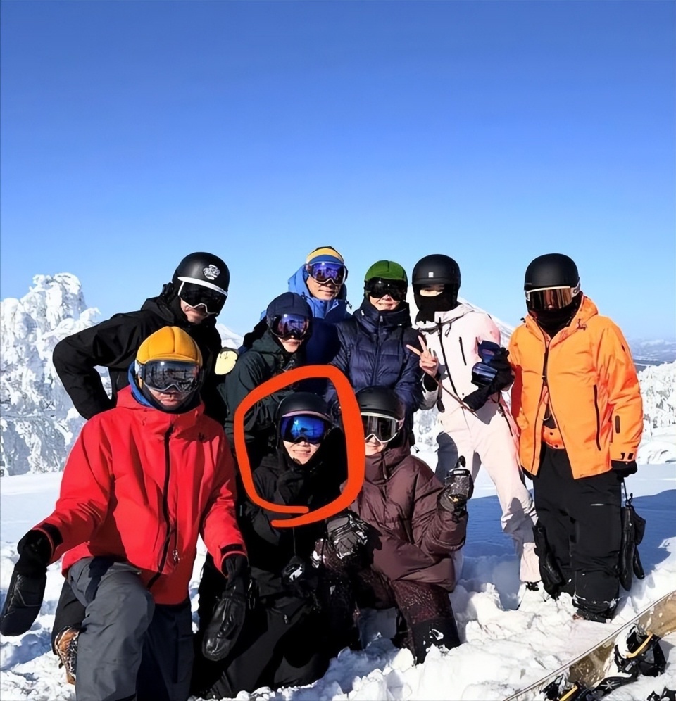 李嫣上海吃饭被偶遇，大冬天穿短袖很抗冻，又瘦又美很像妈妈王菲(图11)