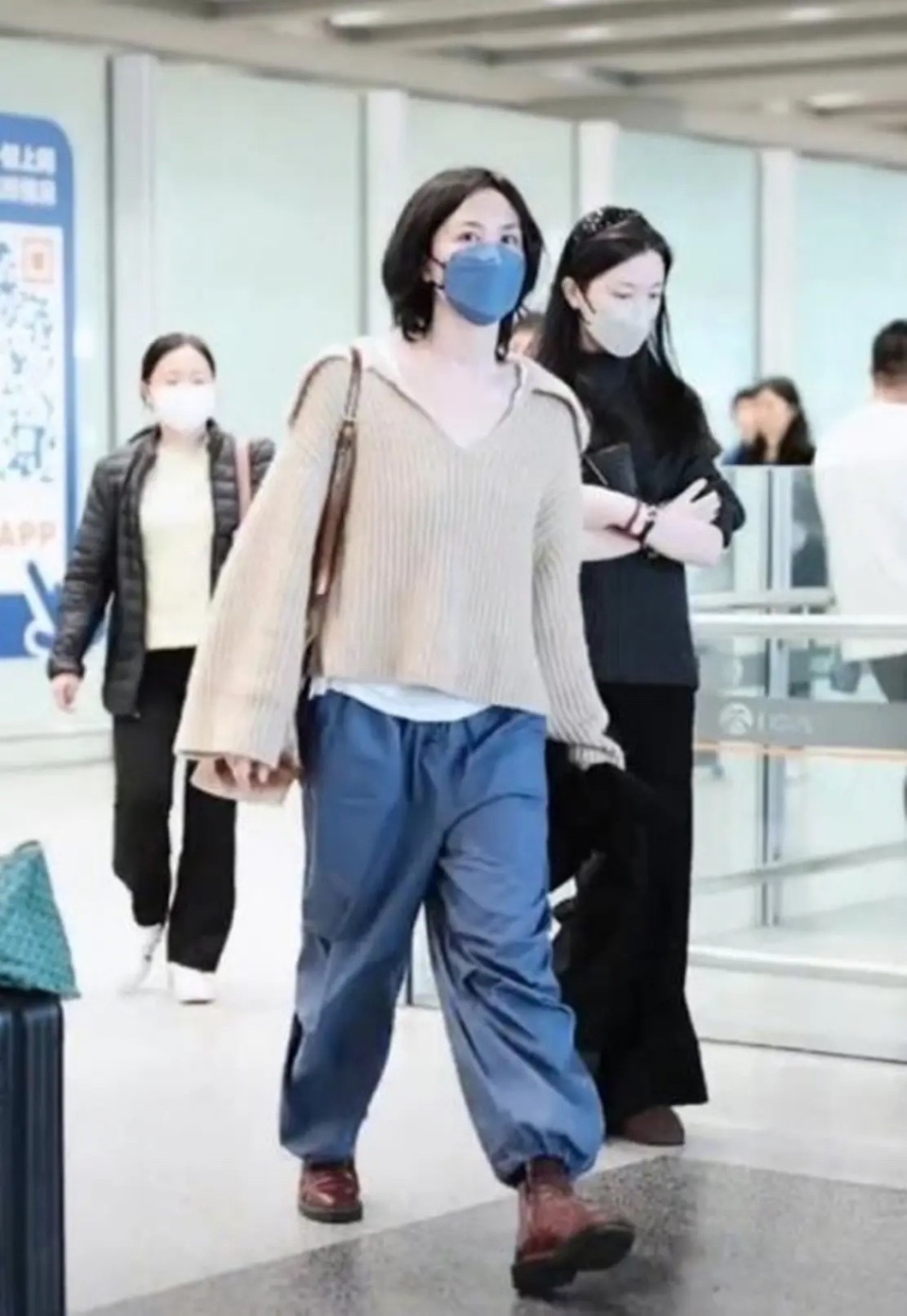 李嫣上海吃饭被偶遇，大冬天穿短袖很抗冻，又瘦又美很像妈妈王菲(图12)