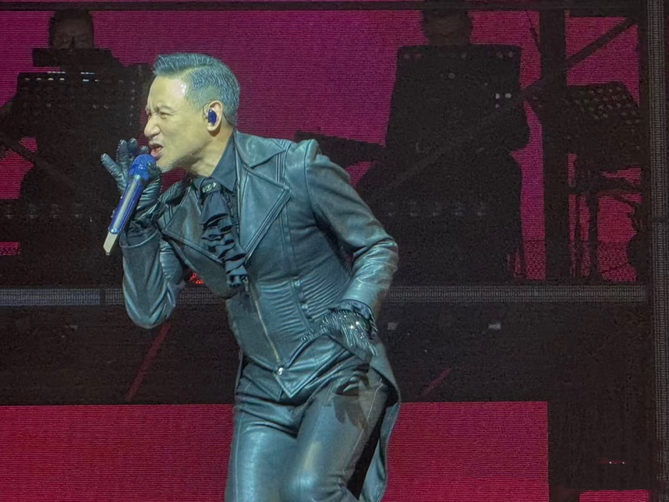 64岁张学友演唱会劈叉,穿卫衣戴帽子两鬓斑白,像个老伯(图2) 64岁张学友演唱会劈叉,穿卫衣戴帽子两鬓斑白,像个老伯(图2)