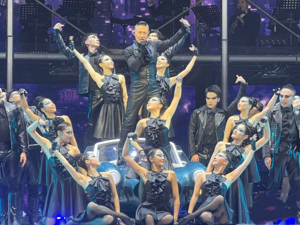 64岁张学友演唱会劈叉,穿卫衣戴帽子两鬓斑白,像个老伯(图1) 64岁张学友演唱会劈叉,穿卫衣戴帽子两鬓斑白,像个老伯(图1)