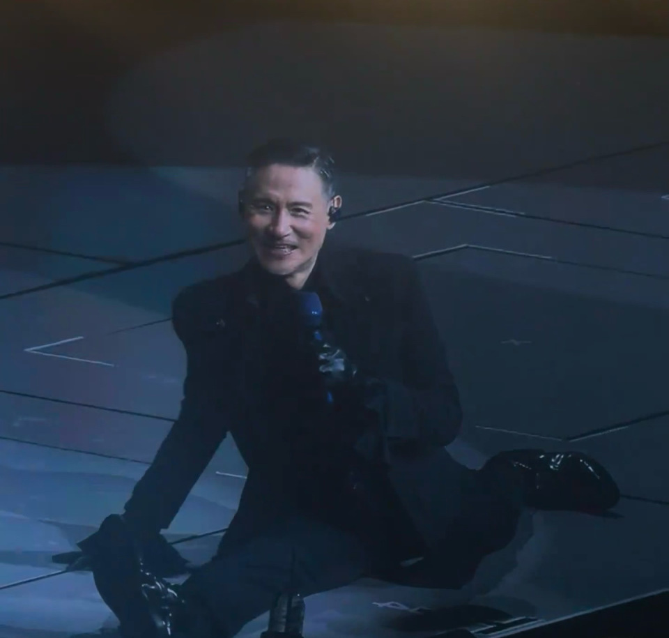 64岁张学友演唱会劈叉,穿卫衣戴帽子两鬓斑白,像个老伯(图3) 64岁张学友演唱会劈叉,穿卫衣戴帽子两鬓斑白,像个老伯(图3)