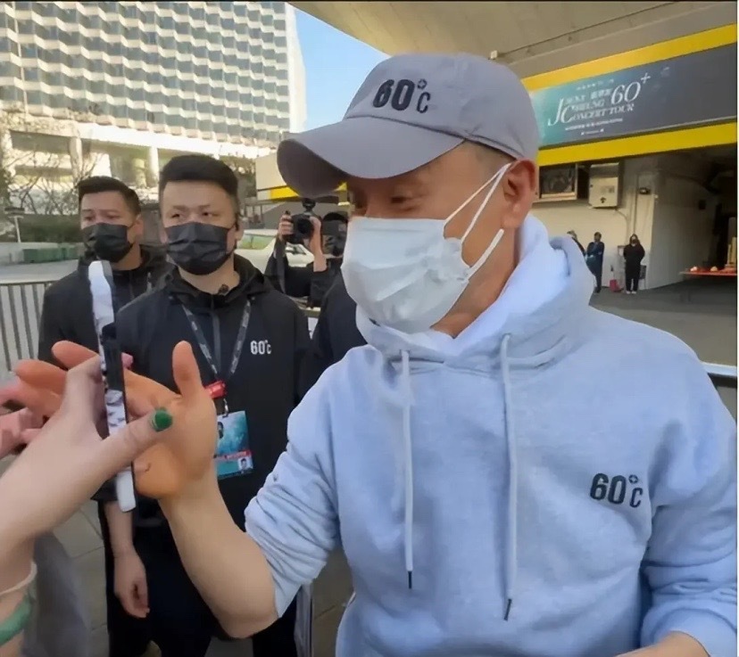 64岁张学友演唱会劈叉,穿卫衣戴帽子两鬓斑白,像个老伯(图6) 64岁张学友演唱会劈叉,穿卫衣戴帽子两鬓斑白,像个老伯(图6)