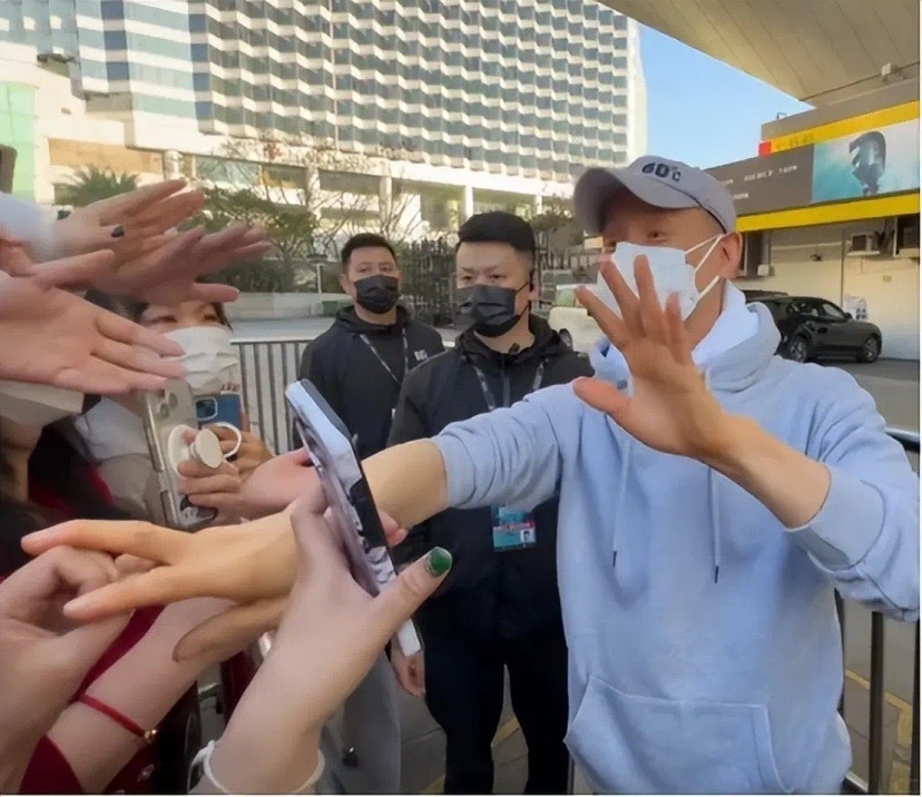 64岁张学友演唱会劈叉,穿卫衣戴帽子两鬓斑白,像个老伯(图5) 64岁张学友演唱会劈叉,穿卫衣戴帽子两鬓斑白,像个老伯(图5)