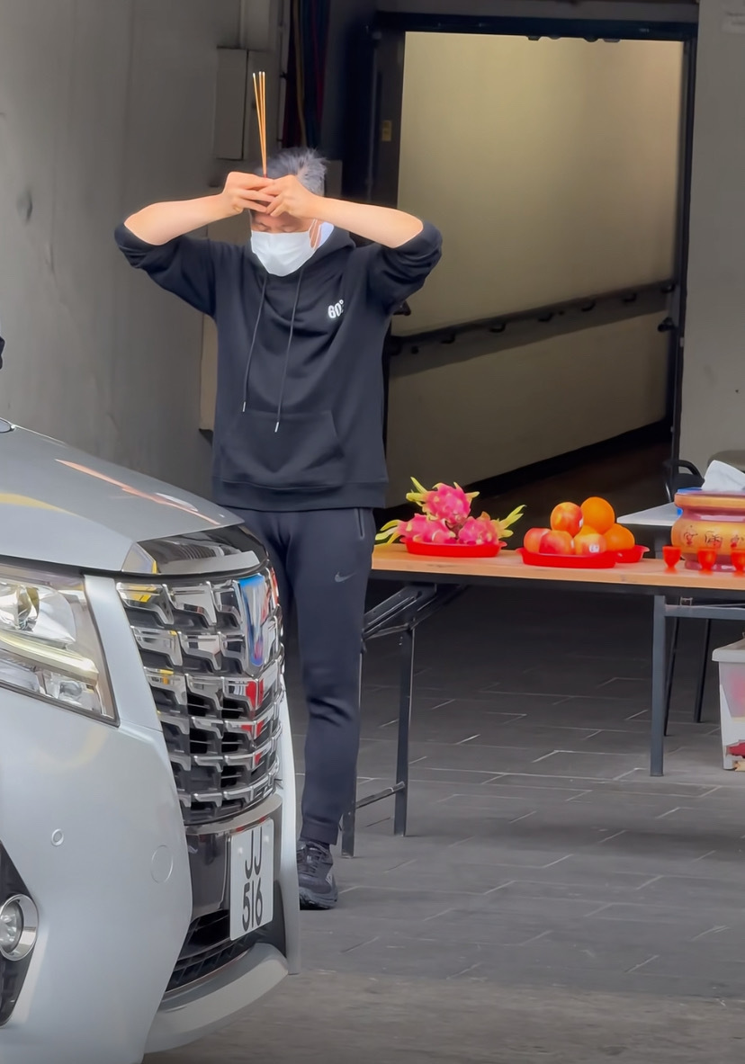 64岁张学友演唱会劈叉,穿卫衣戴帽子两鬓斑白,像个老伯(图8) 64岁张学友演唱会劈叉,穿卫衣戴帽子两鬓斑白,像个老伯(图8)