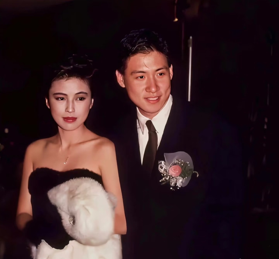 64岁张学友演唱会劈叉,穿卫衣戴帽子两鬓斑白,像个老伯(图14) 64岁张学友演唱会劈叉,穿卫衣戴帽子两鬓斑白,像个老伯(图14)