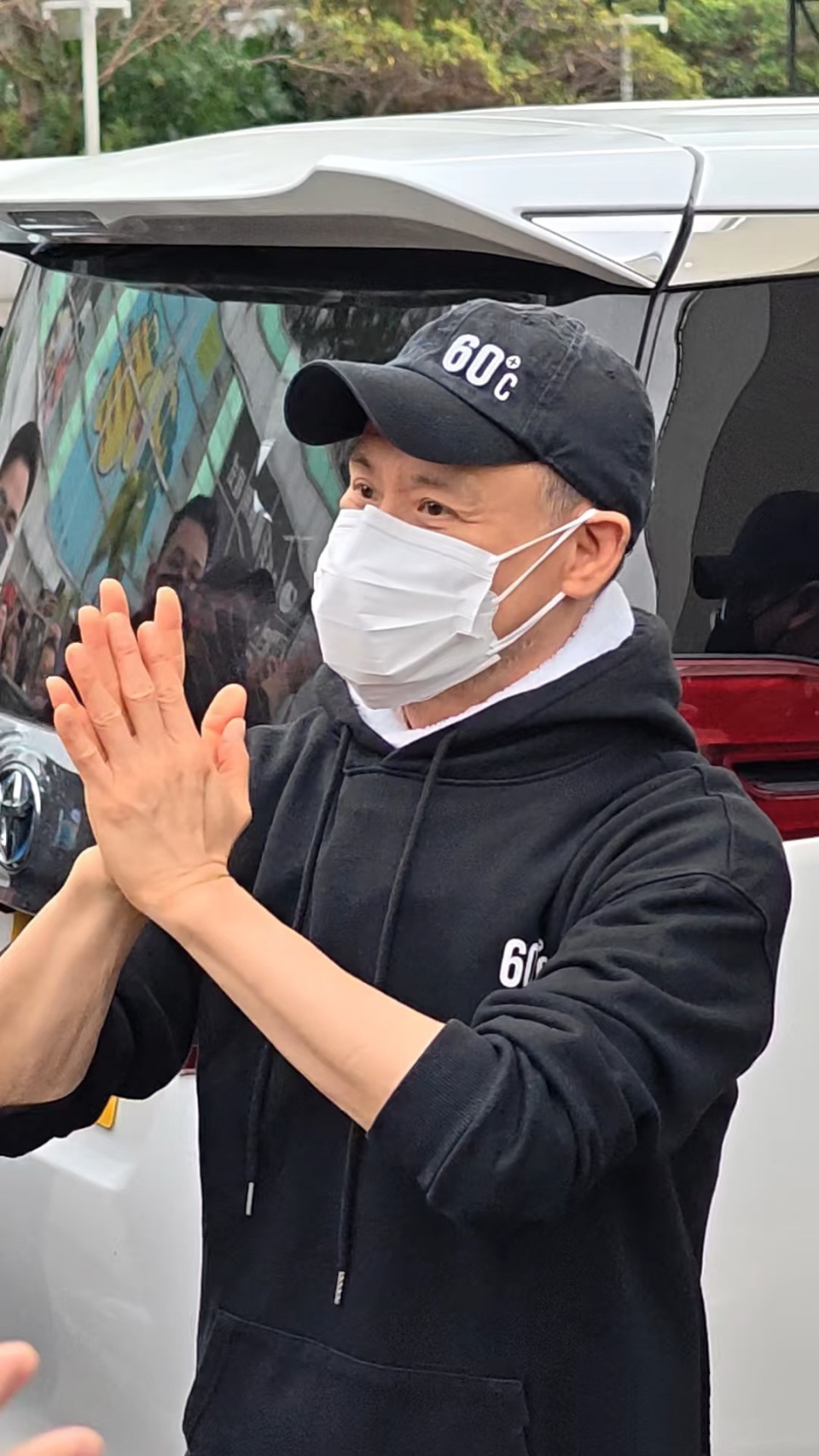 64岁张学友演唱会劈叉,穿卫衣戴帽子两鬓斑白,像个老伯(图7) 64岁张学友演唱会劈叉,穿卫衣戴帽子两鬓斑白,像个老伯(图7)