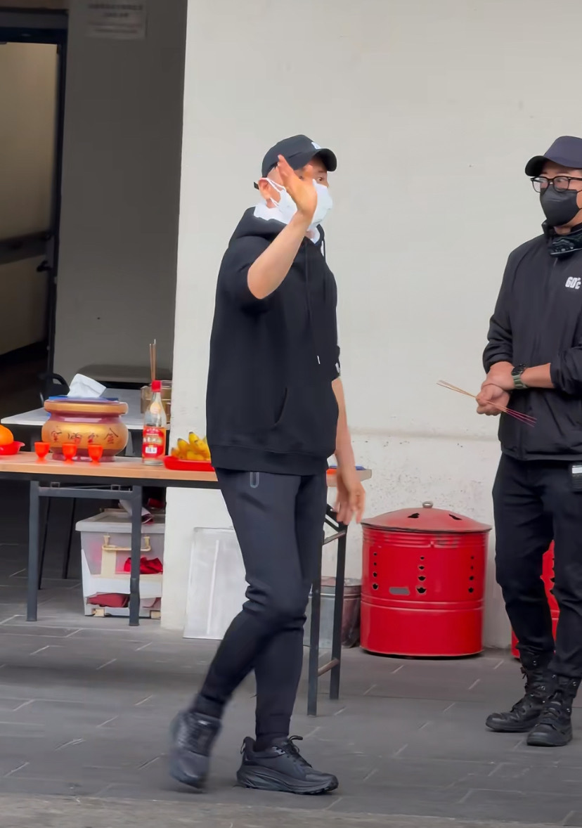 64岁张学友演唱会劈叉,穿卫衣戴帽子两鬓斑白,像个老伯(图9) 64岁张学友演唱会劈叉,穿卫衣戴帽子两鬓斑白,像个老伯(图9)