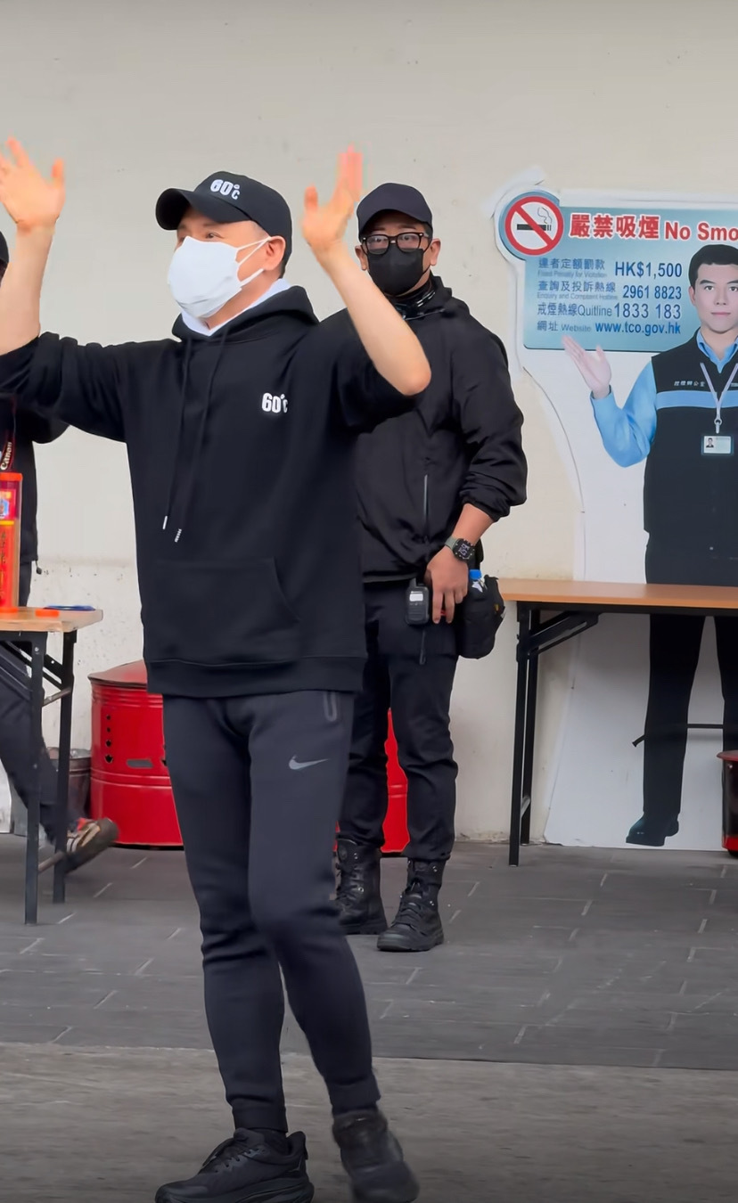 64岁张学友演唱会劈叉,穿卫衣戴帽子两鬓斑白,像个老伯(图10) 64岁张学友演唱会劈叉,穿卫衣戴帽子两鬓斑白,像个老伯(图10)