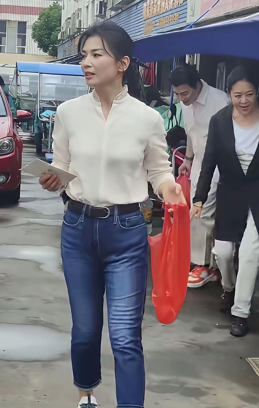 菜市场偶遇刘涛，她打扮朴素像普通大妈，岁