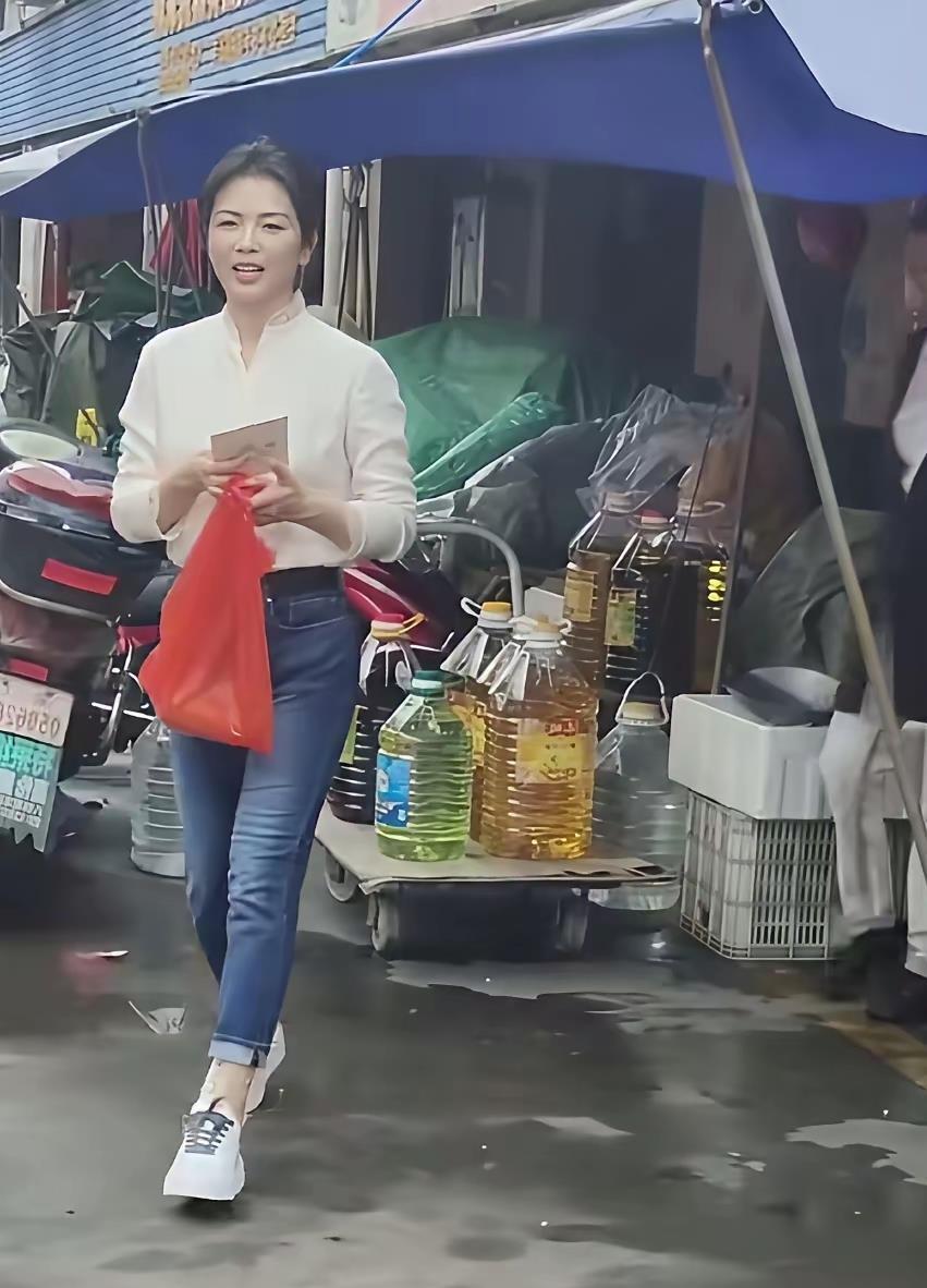 菜市场偶遇刘涛，她打扮朴素像普通大妈，岁月不饶人女神也老了！(图3)