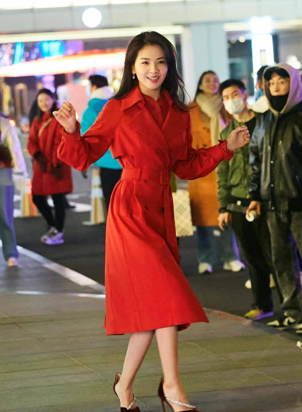 菜市场偶遇刘涛，她打扮朴素像普通大妈，岁月不饶人女神也老了！(图2)