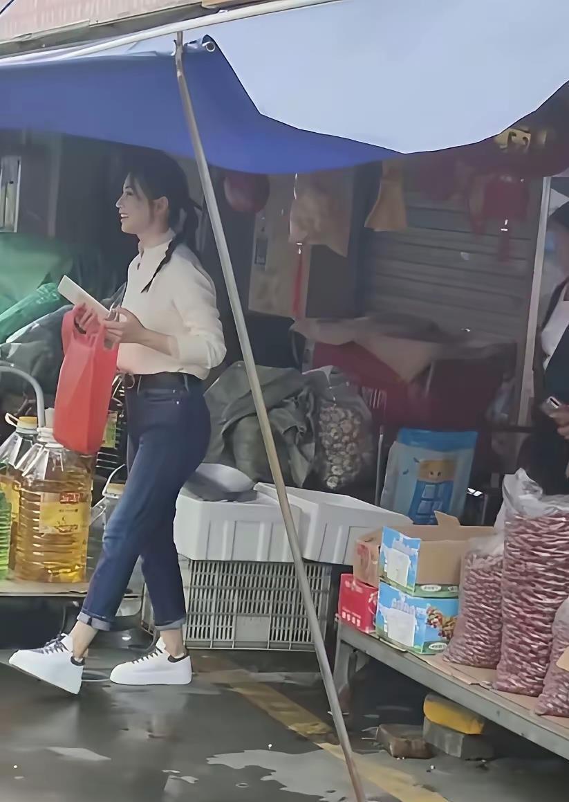 菜市场偶遇刘涛，她打扮朴素像普通大妈，岁月不饶人女神也老了！(图6)