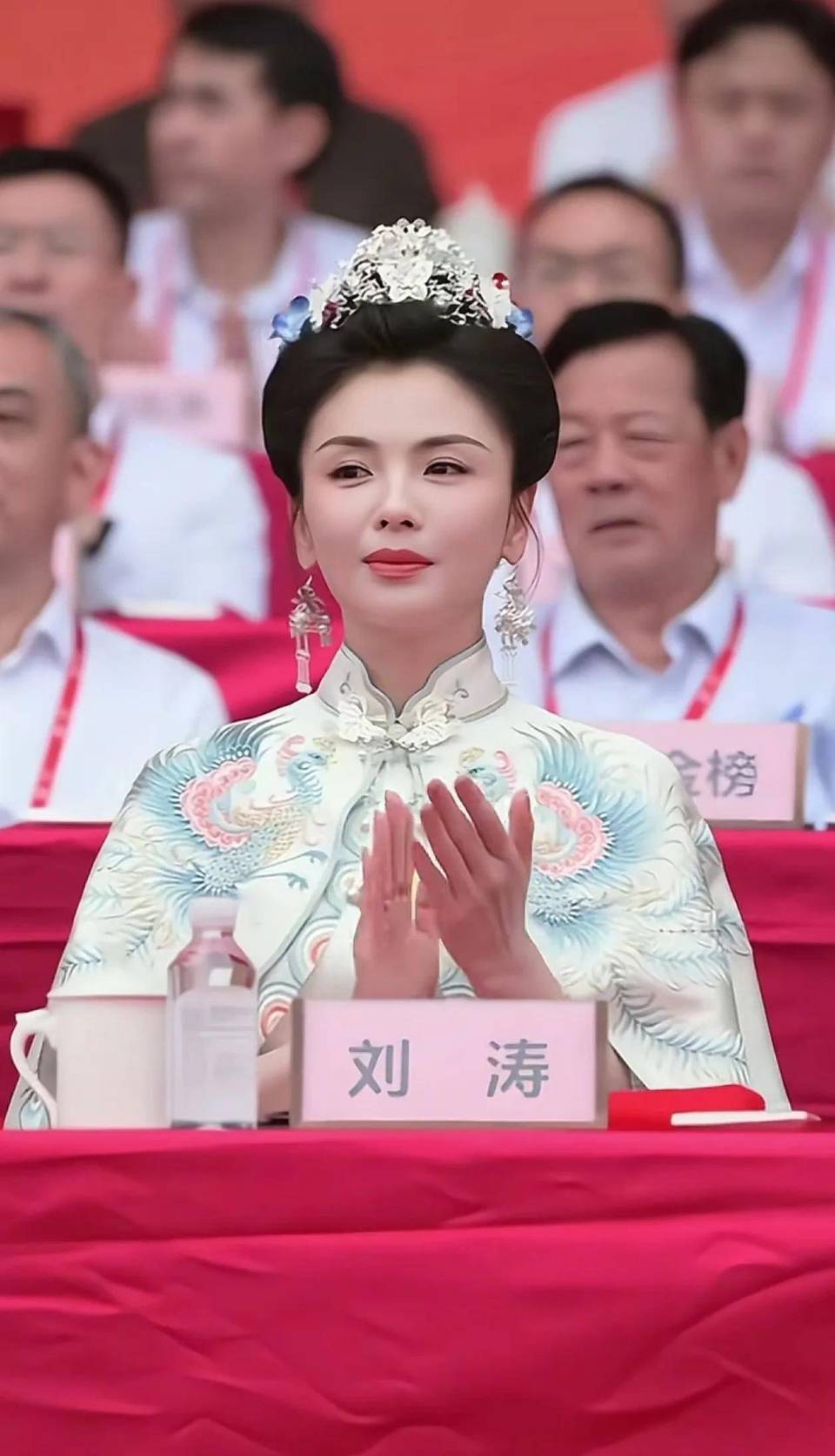 菜市场偶遇刘涛，她打扮朴素像普通大妈，岁月不饶人女神也老了！(图4)