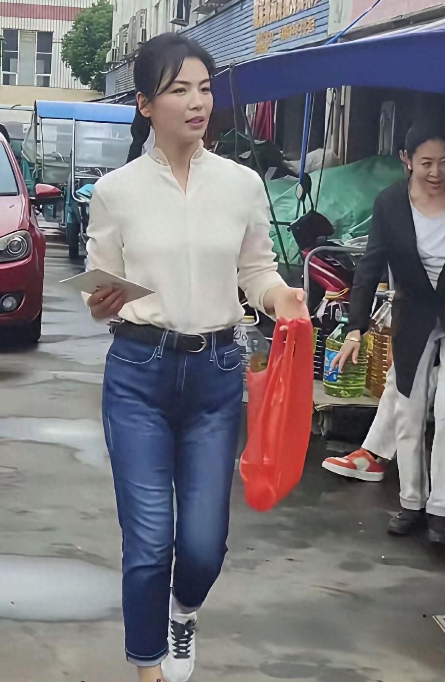 菜市场偶遇刘涛，她打扮朴素像普通大妈，岁月不饶人女神也老了！(图5)