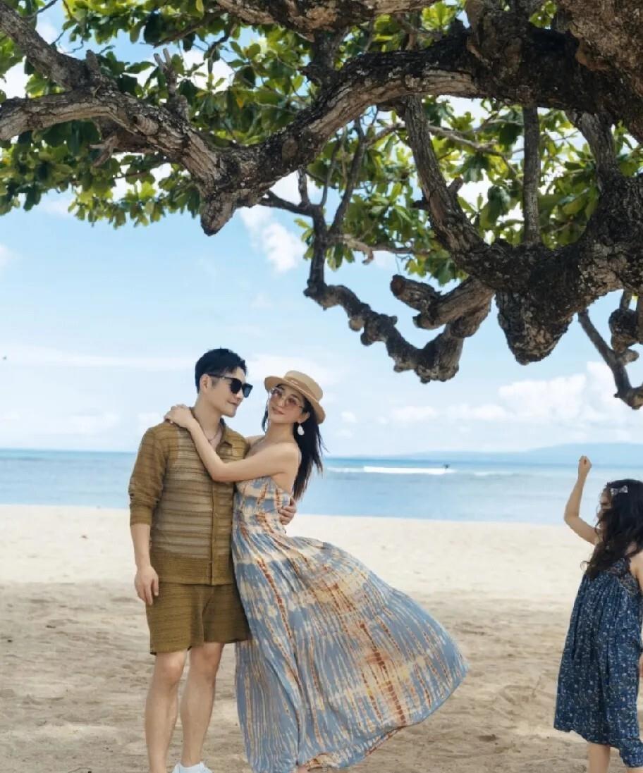 杜若溪严屹宽带娃游印尼，女儿蹦跳抢镜超治愈，接地气全家福圈粉(图2)