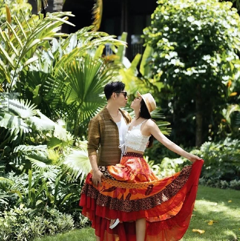 杜若溪严屹宽带娃游印尼，女儿蹦跳抢镜超治愈，接地气全家福圈粉(图3)