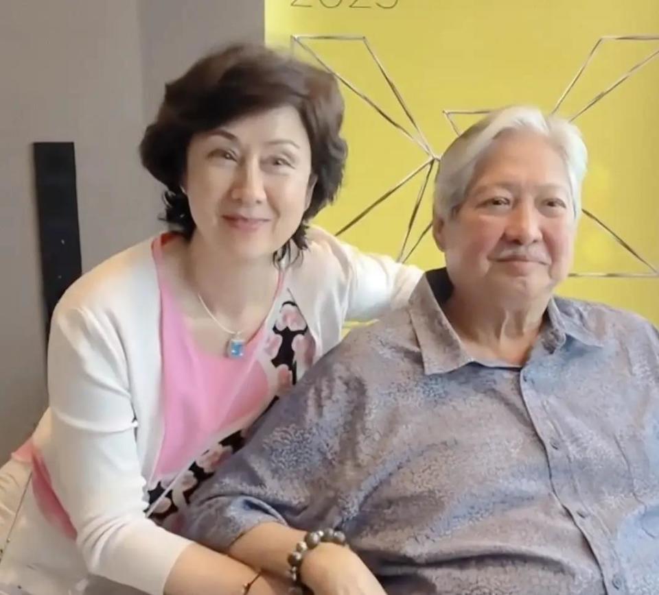 76岁洪金宝和夫人合影，俩人挨着头好恩爱，洪金宝面色红润精神好(图1)