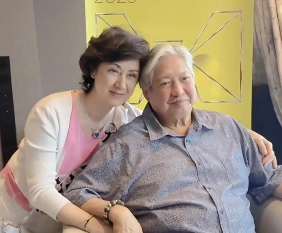 76岁洪金宝和夫人合影，俩人挨着头好恩爱，洪金宝面色红润精神好(图2)