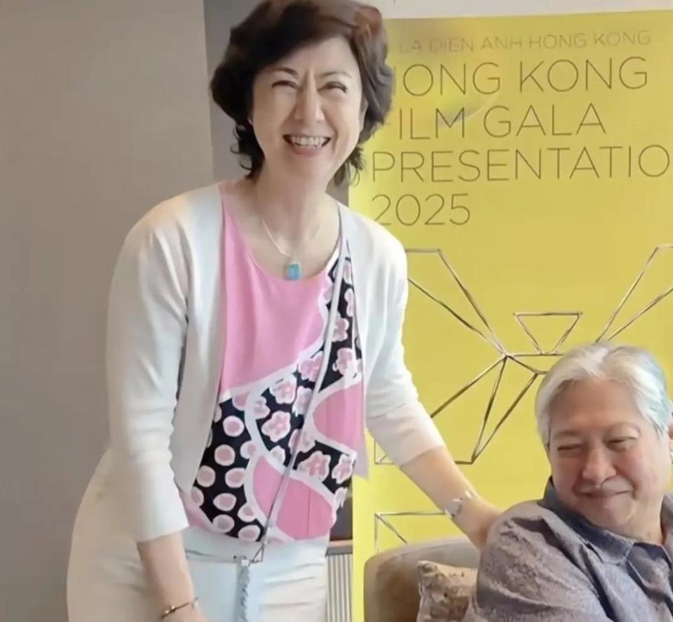 76岁洪金宝和夫人合影，俩人挨着头好恩爱，洪金宝面色红润精神好(图4)