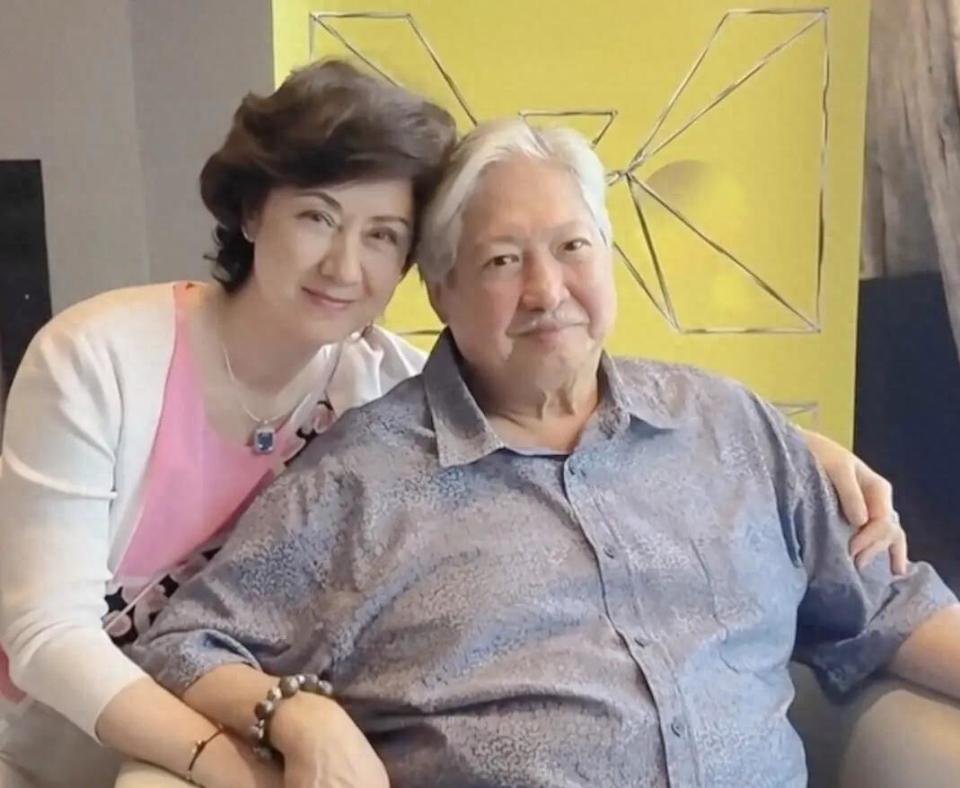 76岁洪金宝和夫人合影，俩人挨着头好恩爱，洪金宝面色红润精神好(图3)