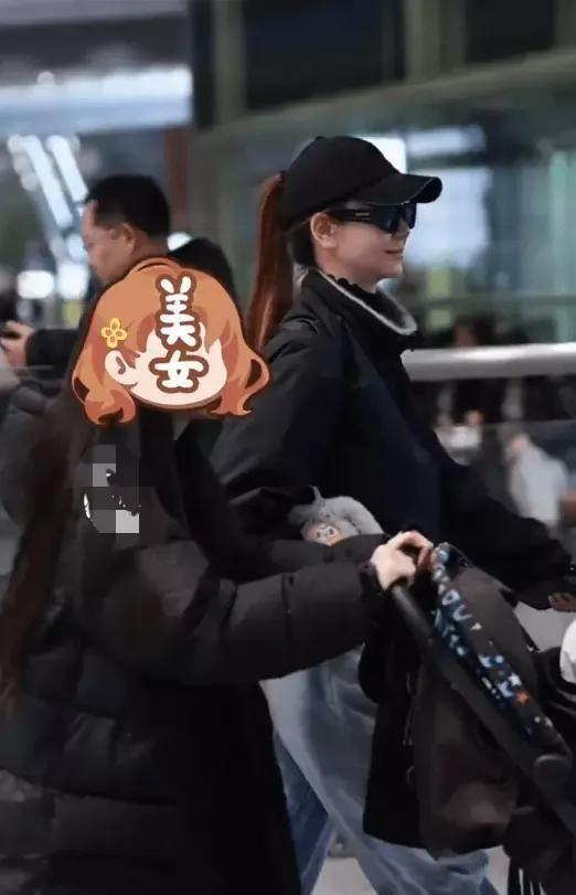 戚薇一家四口返京，10岁的Lucky推着