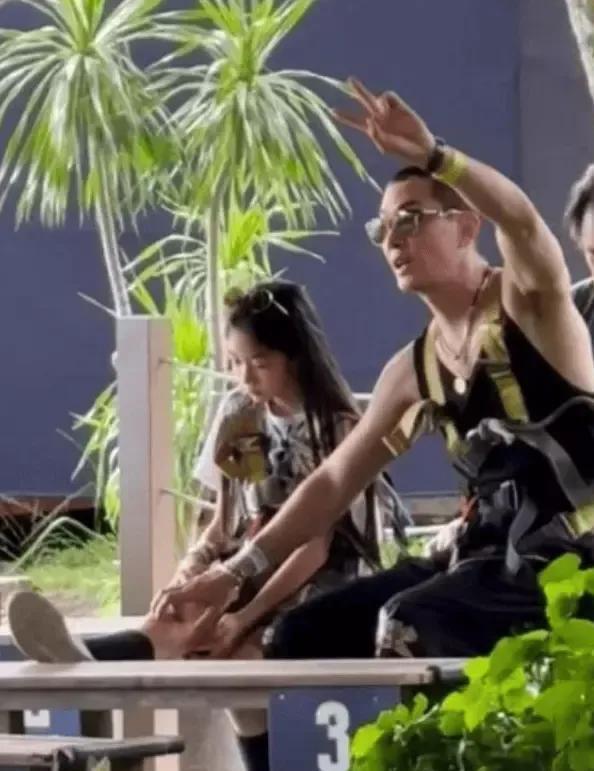 戚薇一家四口返京，10岁的Lucky推着弟弟像个小大人，李承铉则是充当搬运工(图5)