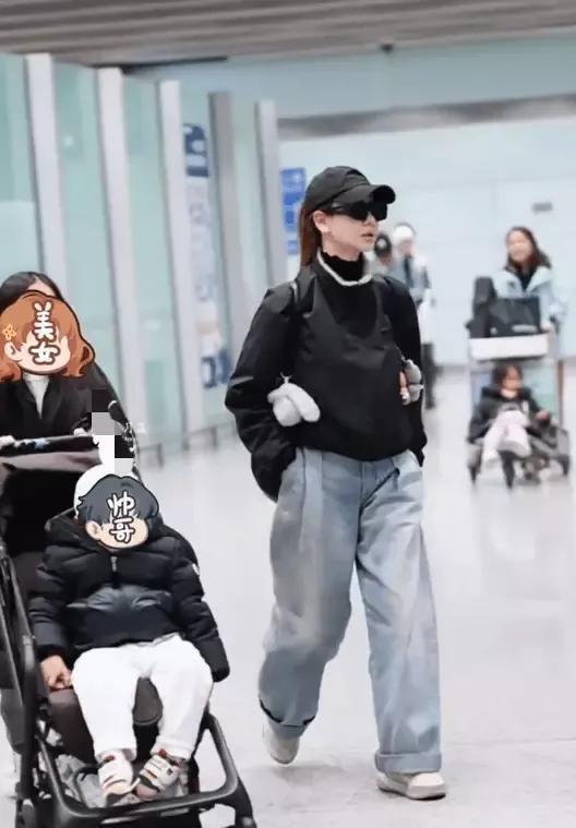 戚薇一家四口返京，10岁的Lucky推着弟弟像个小大人，李承铉则是充当搬运工(图4)