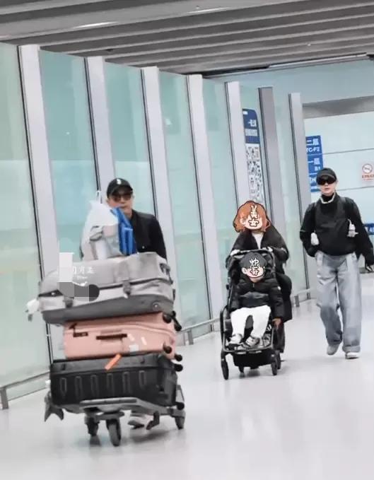 戚薇一家四口返京，10岁的Lucky推着弟弟像个小大人，李承铉则是充当搬运工(图7)
