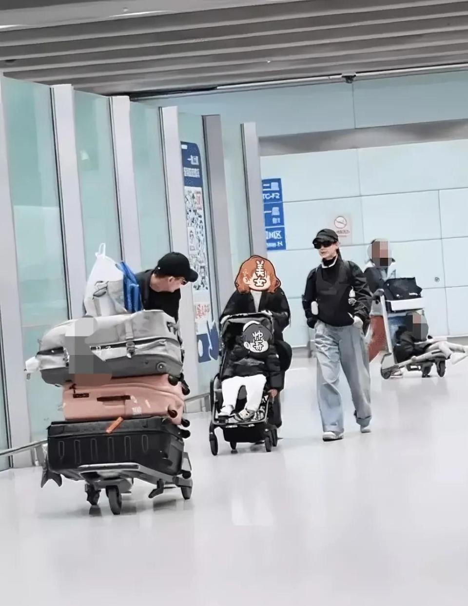 戚薇一家四口返京，10岁的Lucky推着弟弟像个小大人，李承铉则是充当搬运工(图8)