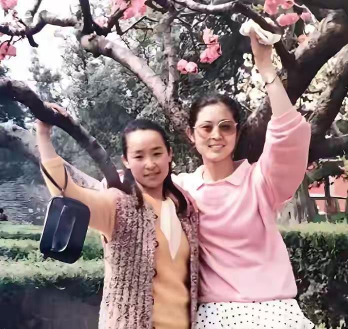 原来倪萍的亲哥哥是他,从小“欺负”妹妹长大却支持她追梦,一生为官清廉(图7) 原来倪萍的亲哥哥是他,从小“欺负”妹妹长大却支持她追梦,一生为官清廉(图7)