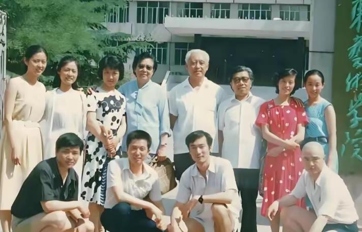 原来倪萍的亲哥哥是他,从小“欺负”妹妹长大却支持她追梦,一生为官清廉(图6) 原来倪萍的亲哥哥是他,从小“欺负”妹妹长大却支持她追梦,一生为官清廉(图6)