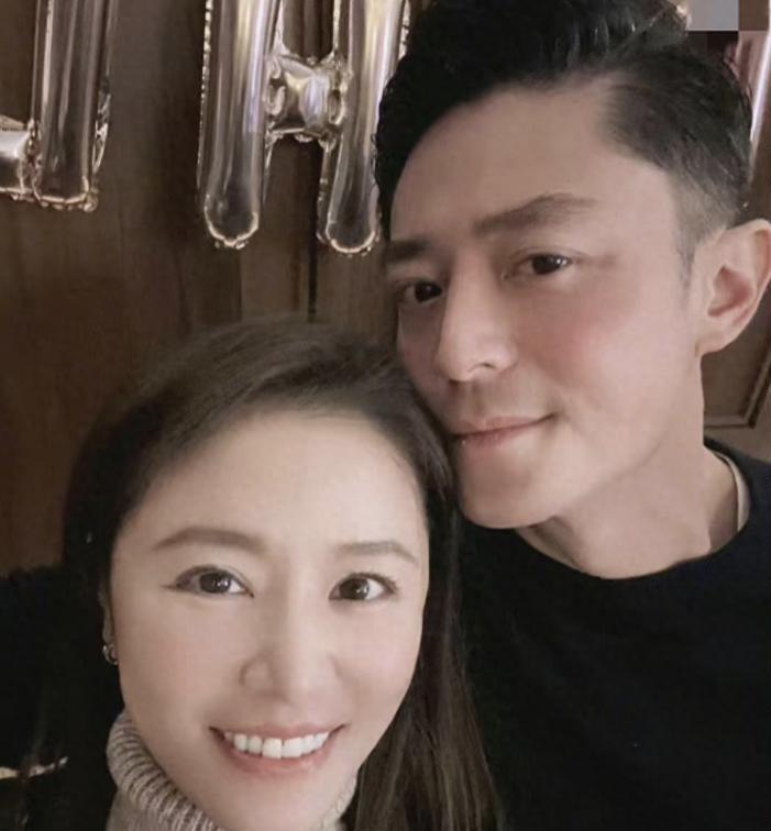 林心如为老公庆生！亲手做猪脚面配着红酒，