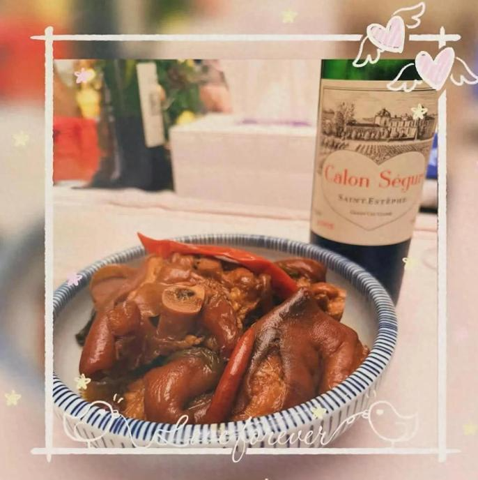 林心如为老公庆生！亲手做猪脚面配着红酒，蛋糕上是女儿爱的雪宝(图7)