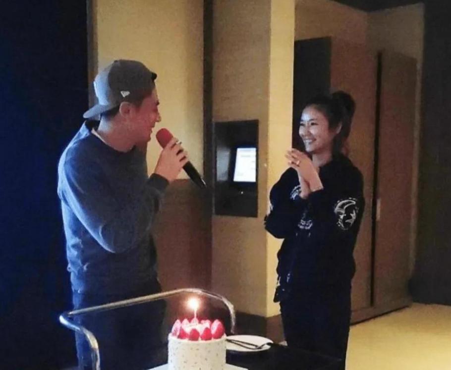 林心如为老公庆生！亲手做猪脚面配着红酒，蛋糕上是女儿爱的雪宝(图6)