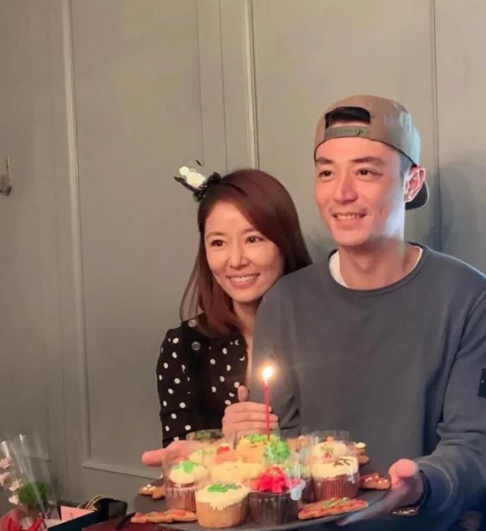 林心如为老公庆生！亲手做猪脚面配着红酒，蛋糕上是女儿爱的雪宝(图5)