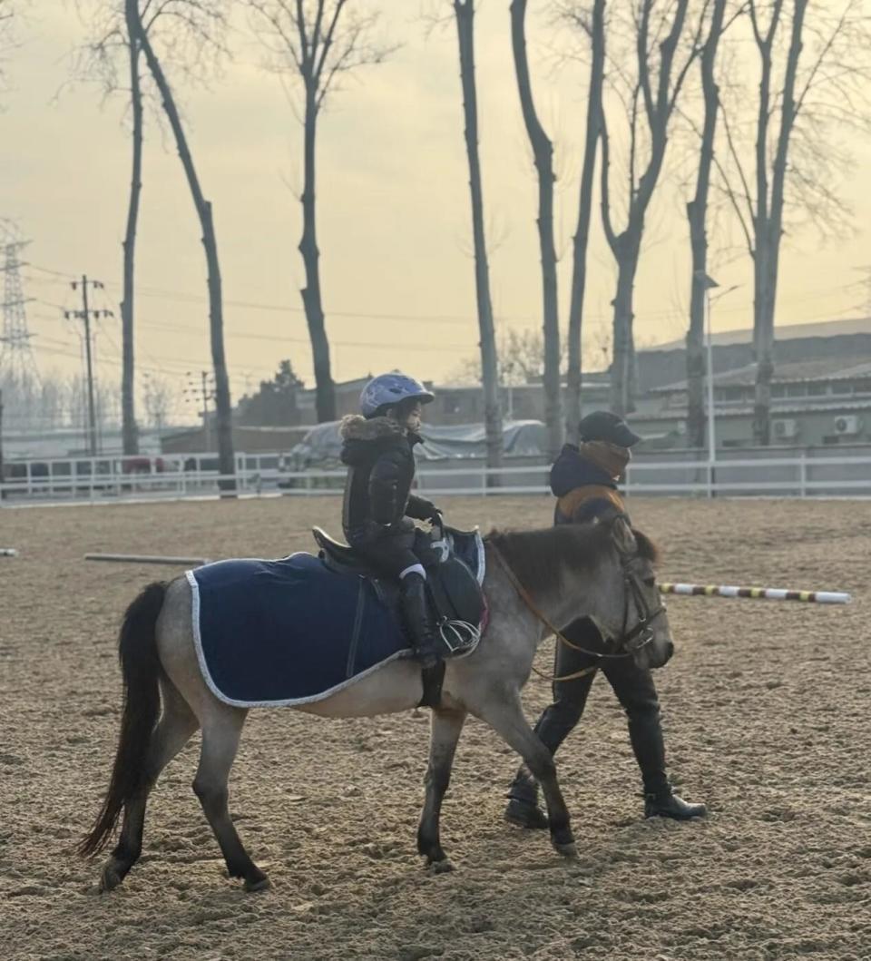 朱珠带娃骑马，貂毛黑帽贵气爆棚，王昀佳鞍前马后当专属保镖(图1)