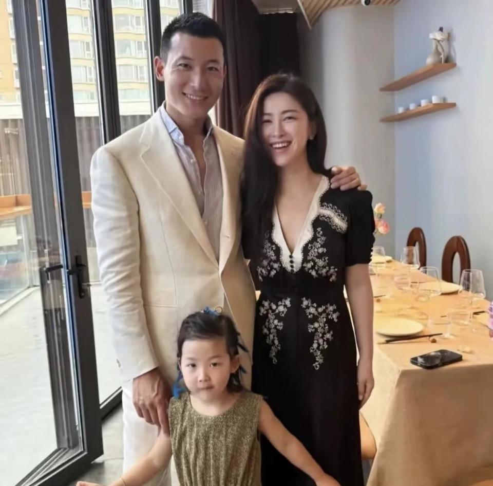 朱珠带娃骑马，貂毛黑帽贵气爆棚，王昀佳鞍前马后当专属保镖(图3)