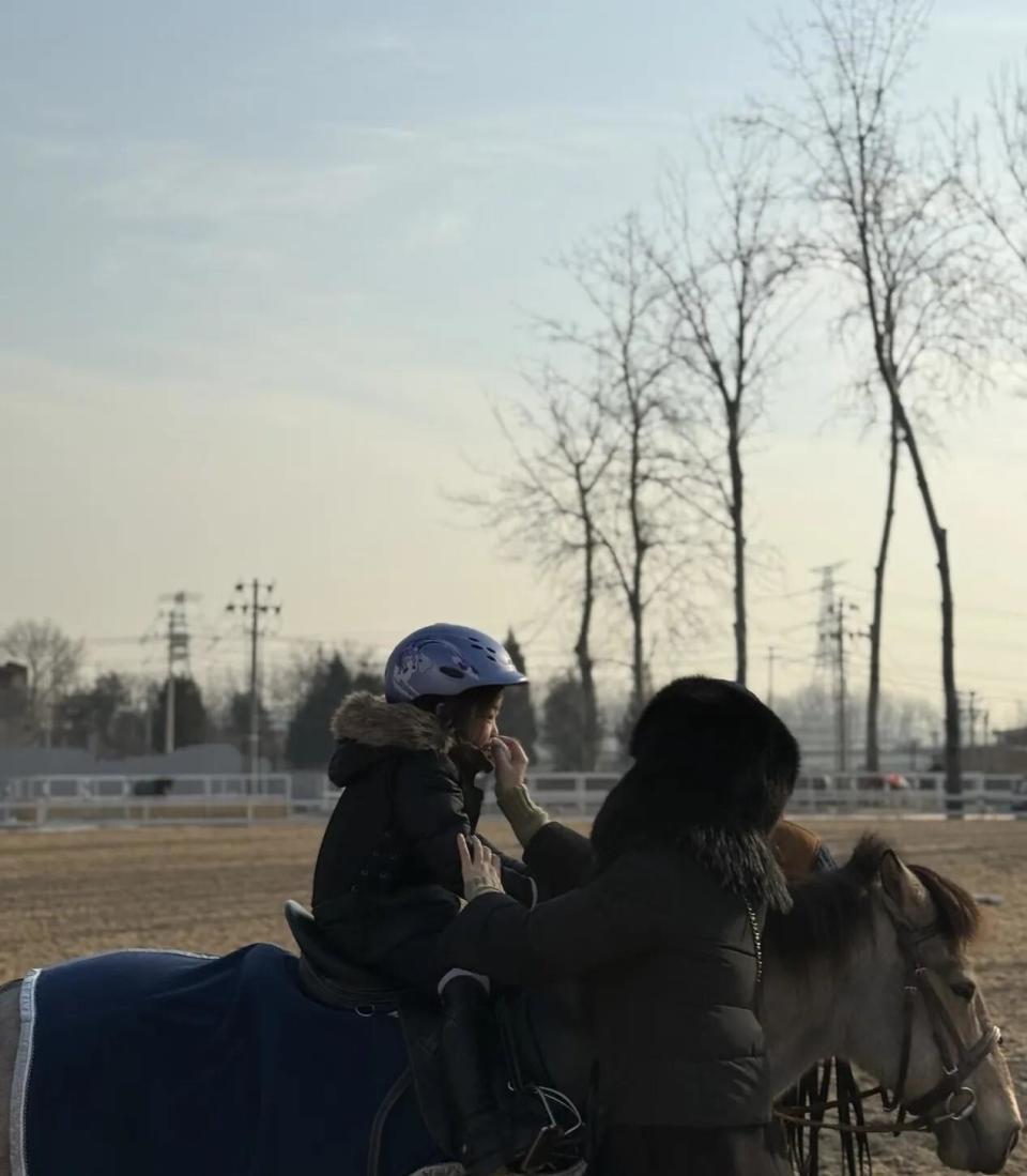 朱珠带娃骑马，貂毛黑帽贵气爆棚，王昀佳鞍前马后当专属保镖(图2)