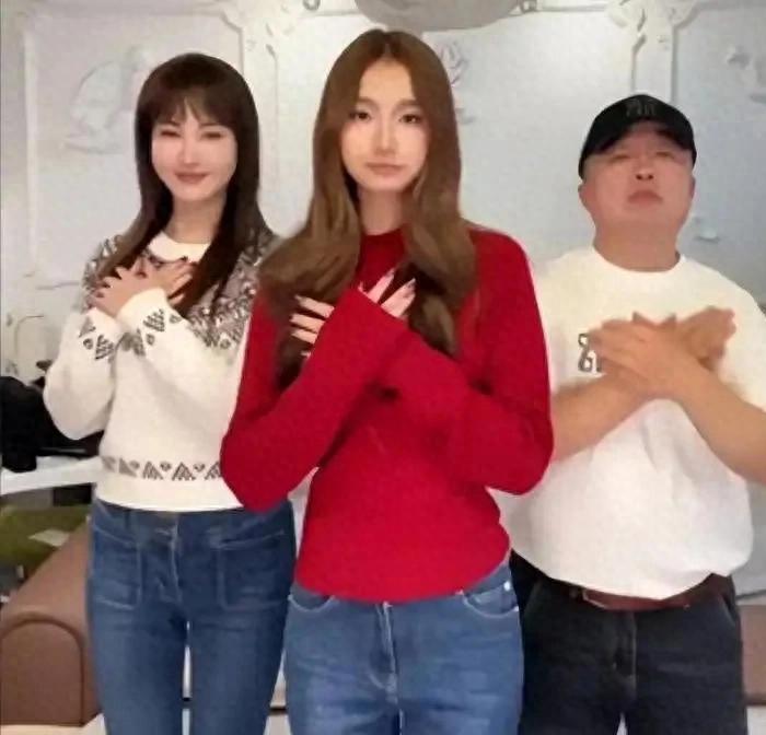 杨雪老公和女儿照片曝光!16岁女儿颜值神似母亲,老公长相被吐槽(图1) 杨雪老公和女儿照片曝光!16岁女儿颜值神似母亲,老公长相被吐槽(图1)