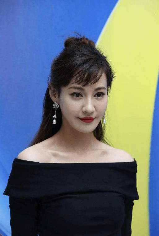 杨雪老公和女儿照片曝光!16岁女儿颜值神似母亲,老公长相被吐槽(图4) 杨雪老公和女儿照片曝光!16岁女儿颜值神似母亲,老公长相被吐槽(图4)