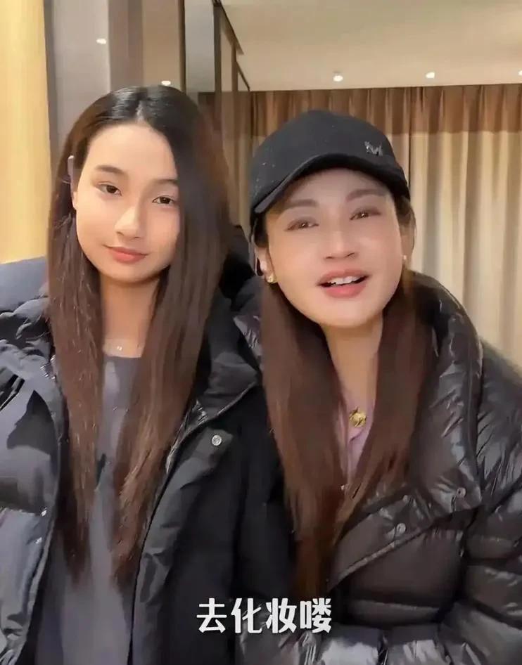 杨雪老公和女儿照片曝光!16岁女儿颜值神似母亲,老公长相被吐槽(图3) 杨雪老公和女儿照片曝光!16岁女儿颜值神似母亲,老公长相被吐槽(图3)