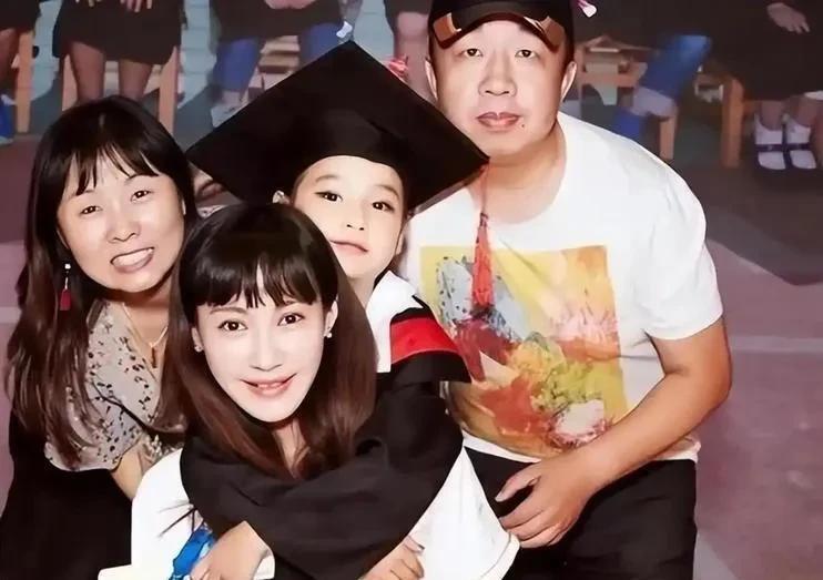 杨雪老公和女儿照片曝光!16岁女儿颜值神似母亲,老公长相被吐槽(图7) 杨雪老公和女儿照片曝光!16岁女儿颜值神似母亲,老公长相被吐槽(图7)