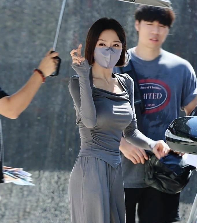 秦岚的这身紧身服好显身材啊,都是干货,简直韵味十足,还显年轻!(图2) 秦岚的这身紧身服好显身材啊,都是干货,简直韵味十足,还显年轻!(图2)