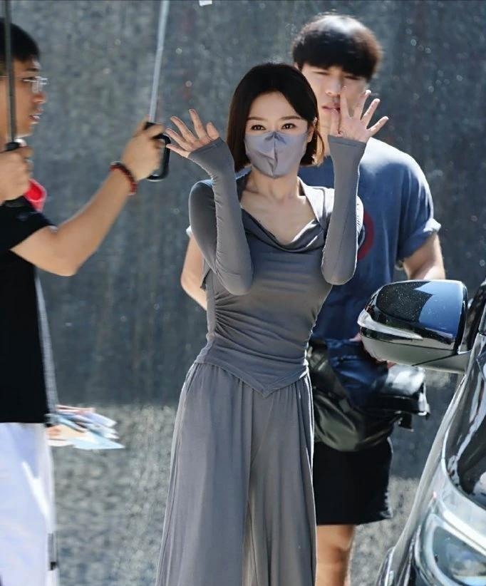 秦岚的这身紧身服好显身材啊,都是干货,简直韵味十足,还显年轻!(图3) 秦岚的这身紧身服好显身材啊,都是干货,简直韵味十足,还显年轻!(图3)