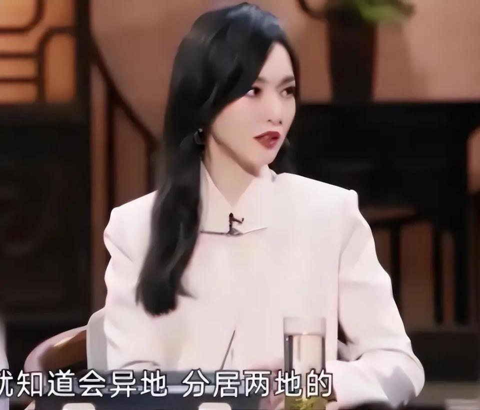 罗晋携任素汐去祈福后，唐嫣连发三文表态，婚变传闻终于真相大白(图2)