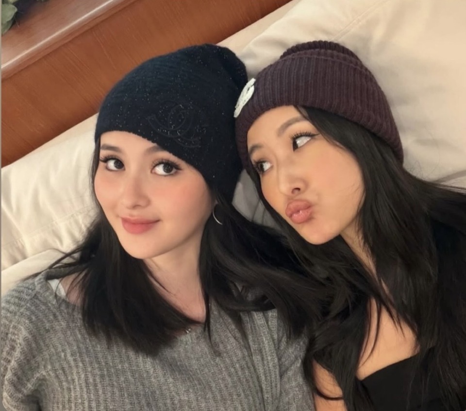 孙芸芸携女儿回台湾过圣诞,合照被误会是姐妹,47岁穿吊带好年轻(图3) 孙芸芸携女儿回台湾过圣诞,合照被误会是姐妹,47岁穿吊带好年轻(图3)